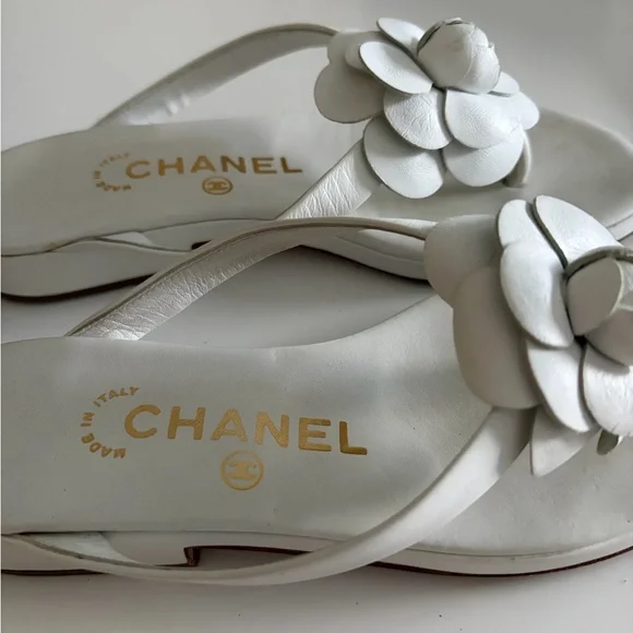 CHANEL white  Leather-  Sole with Embossed CC Logo - Picture 2 of 4